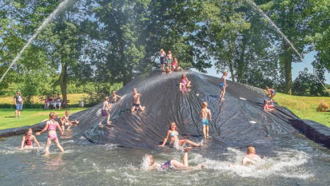 Kinder hatten viel Spaß auf der Wasserrutsche