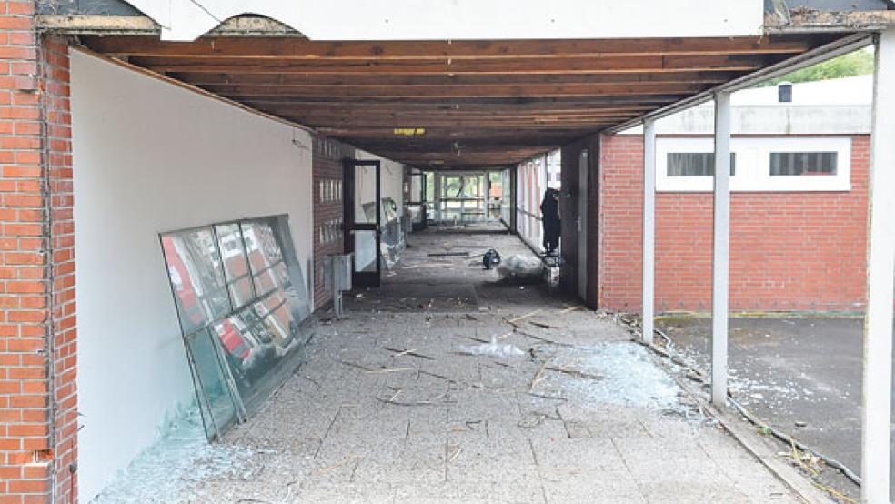 Für den Neubau an der Oberschule an der Wiesenstraße in Weener wird seit dieser Woche in einem ersten Schritt der Pausengang abgerissen. © Foto: Boelmann