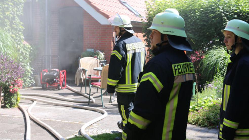 Die Feuerwehr aus Neermoor und Veenhusen waren im Einsatz. © Foto: Loger