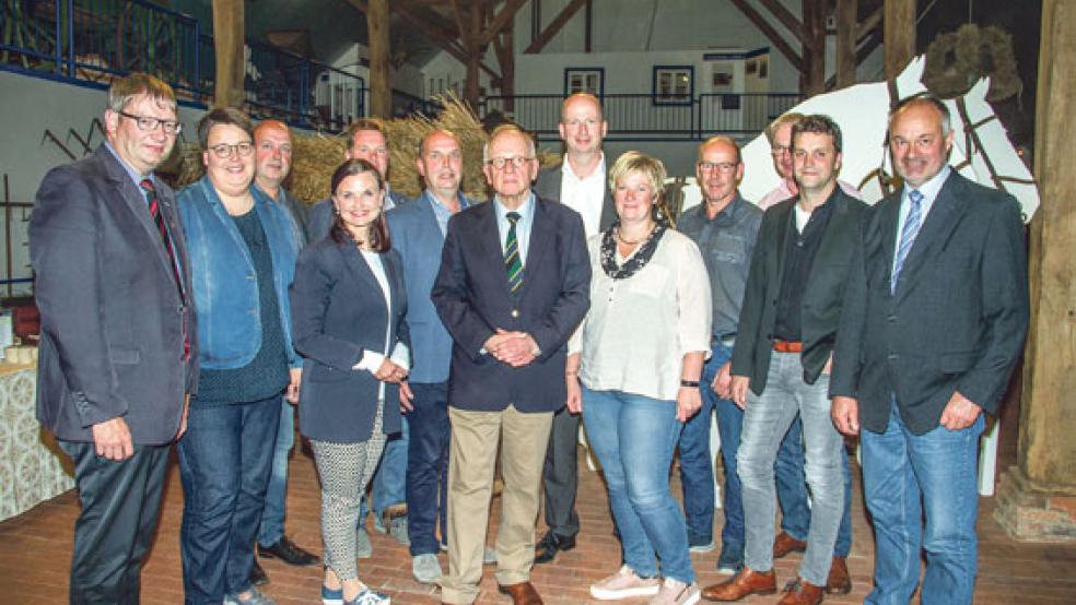 Gastgeber und Gäste: Staatssekretär Dr. Hermann Onko Aeikens (MItte) und Gitta Connemann (links neben ihm) zusammen mit den Vertretern der Landwirtschaft, die Gäste eines Diskussionsabends in Rhede waren. © Foto: privat