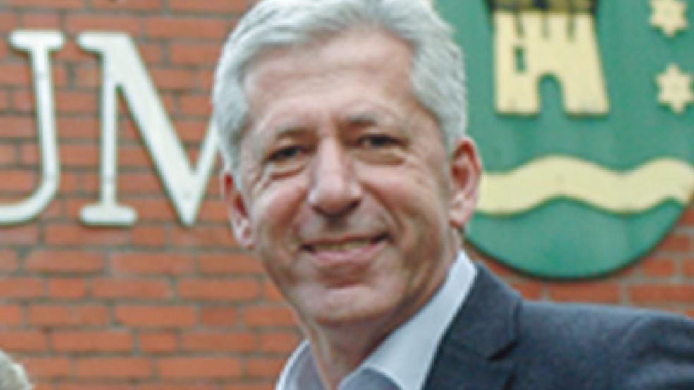 Ratsherr Walter Eberlei (»Jemgum 21«) verteidigt das Bürgerbegehren gegen den Bau des Multifunktionsplatzes in Ditzum. © Foto: Szyska