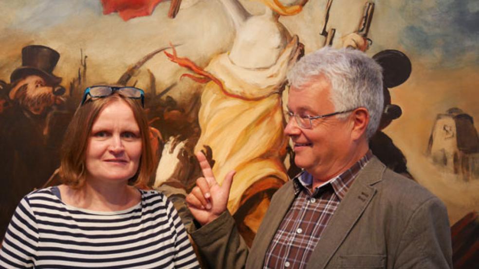 Museumspädagogin Ilse Frerichs im angeregten Gespräch mit Museumsdirektor Dr. Wolfgang Jahn zu revolutionären Ideen aus der Anatidenkultur.  © Foto: Kranz