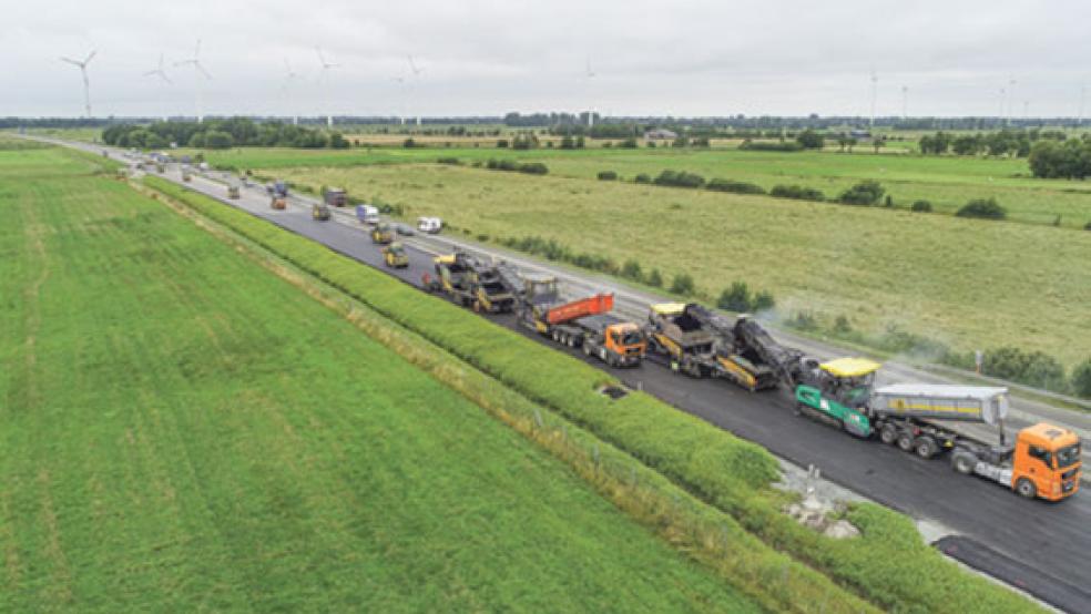 Großeinsatz auf der Autobahn 31: Als die beiden Asphaltier-Maschinen durch waren, rollte gleich eine ganze Walzen-Armada zum Nachplätten an.  © Fotos: Hasseler