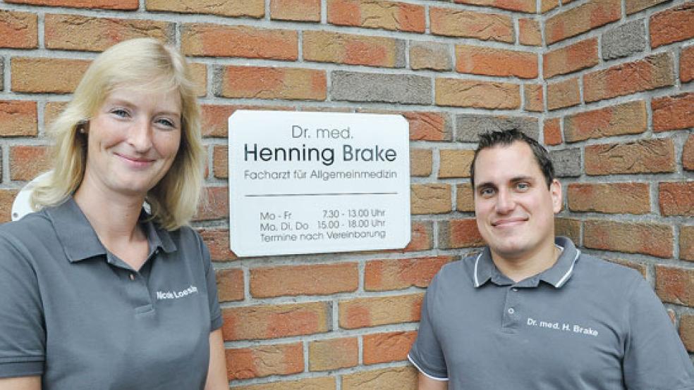 Freuen sich auf die künftige Zusammenarbeit in der Praxis in Holthusen: Dr. Henning Brake und Nicole Loesing. © Foto: Boelmann