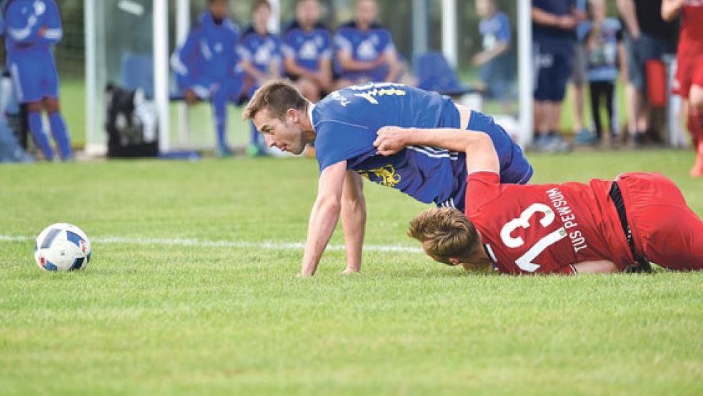 Beim 4:1-Erfolg im Bezirksliga-Punktspiel der Weeneraner gegen Pewsum war Martin Meyer noch dabei und erzielte sogar einen Treffer. © Archivfoto: Bruins