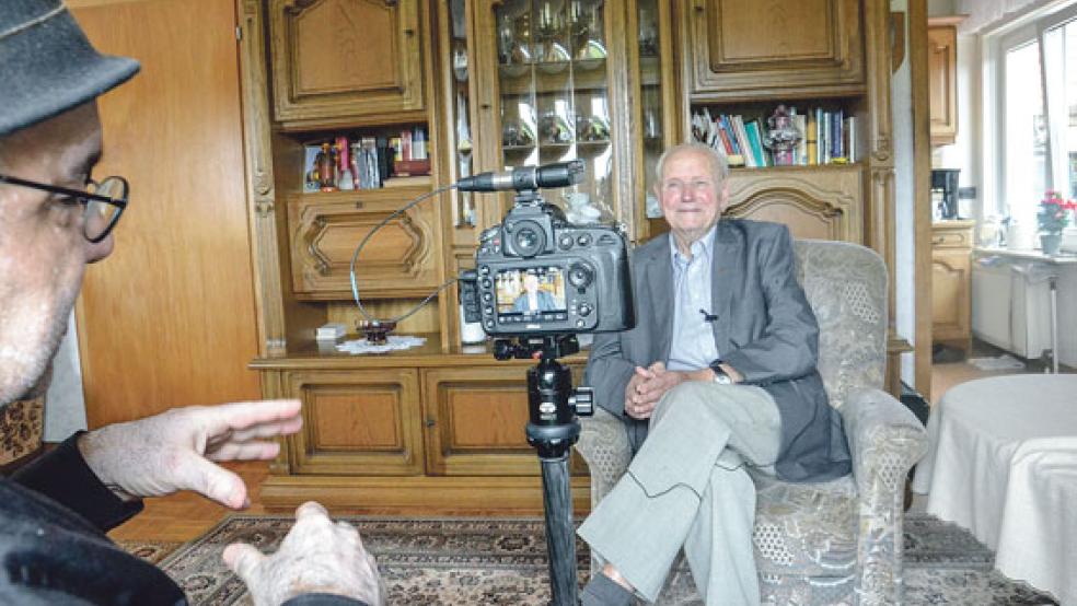 Für sein Filmprojekt über Rosa Lazarus besuchte Farschid Ali Zahedi (links) Franz Marheineke in Holthuserheide. Der Zeitzeuge konnte ihm einiges berichten. © Foto: Muising