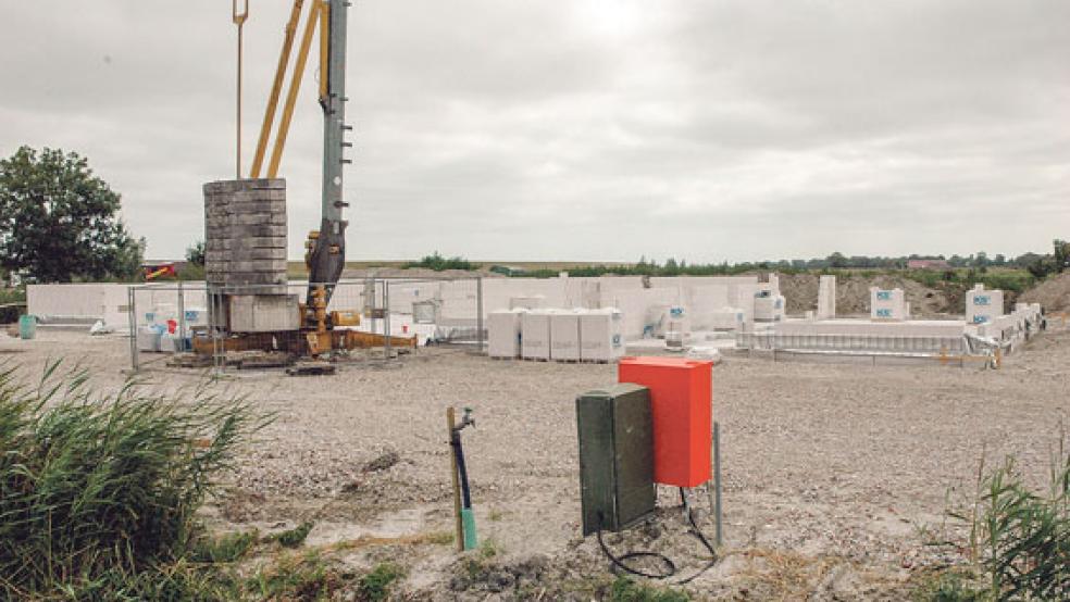 Der Bau des Mehrzweck-Gebäudes mit Feuerwehrhaus, Dorfgemeinschaftsanlage und öffentlichem Sanitärtrakt in Ditzum schreitet voran. Ob auch der Multifunktionsplatz direkt an dem Gebäude gebaut wird, so wie es der Gemeinderat beschlossen hat, darüber werden die Bürger am 16. September abstimmen. © Foto: Szyska