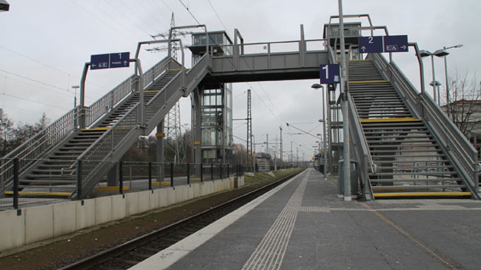 Die Aufzüge am Bahnhof in Papenburg sorgt immer wieder für Ärger, weil er nicht nutzbar ist. Nun ruft der Sozialverband Deutschland (SoVD) zu einer Protestaktion auf.  © Foto: privat