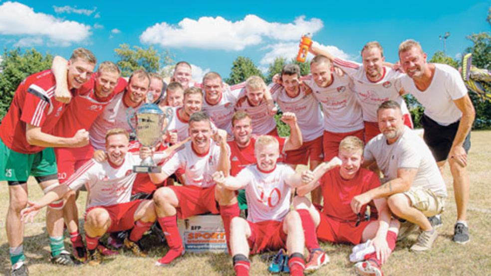 So sieht Freude aus: Die SV-Ems-Fußballer bejubelten nach der Pokalübergabe ihren verdienten Titel. © Fotos: Bruins (6), Siemens (1), Muising (2)