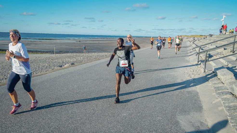 Für die Läufer ging es über weite Strecken an der Nordseeküste auf Norderney entlang. Das sorgte sichtlich für eine gute Stimmung bei den Teilnehmern. © Fotos: König-Events