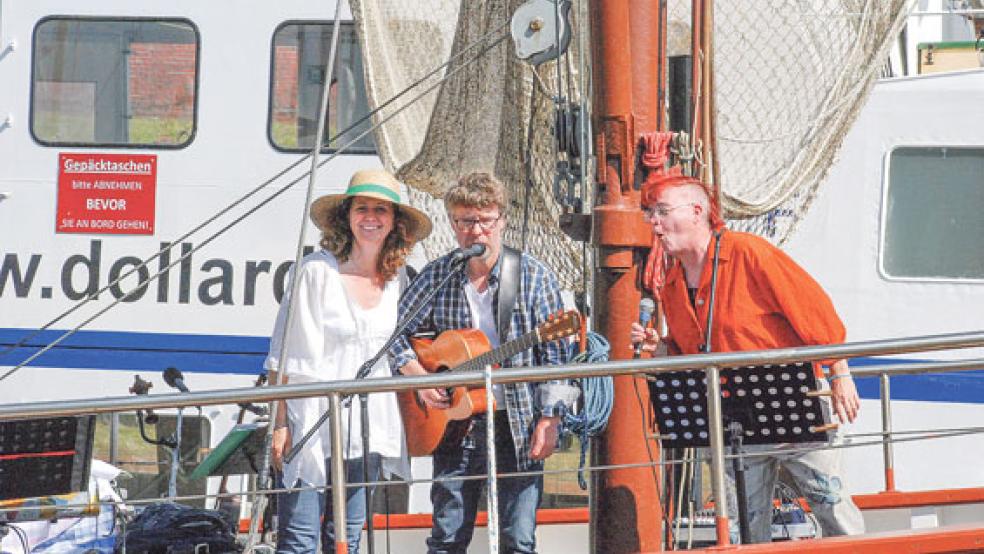 Die Auftritte von Manuela Kaiser (Gesang/Klavier) und Markus Kaiser (Gitarre/Gesang) wurden temperamentvoll von »Glikkes« moderiert. © Fotos: Kuper