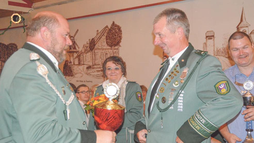 König Detlef bekommt aus der Hand von Schützenhauptmann Thomas Siemens den großen Königspokal. © Foto: Himstedt