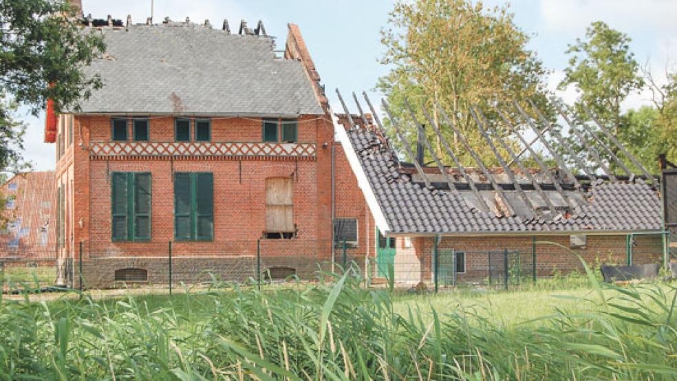 Das bereits weitgehend sanierte Gulfhaus an der Hilkenborger Straße ging vor einigen Wochen in Flammen auf. Es ist vollkommen ruiniert. © Foto: Radtke 