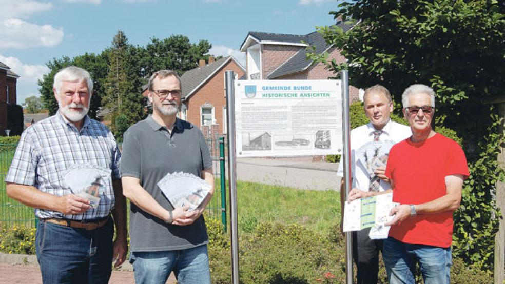 Das neue Faltblatt präsentierten (von links) gestern Georg Huisinga, Theus Graalmann, Bürgermeister Gerald Sap und Dieter Hunken am Hinweischild an der Fabrikstiege. © Foto: Hoegen