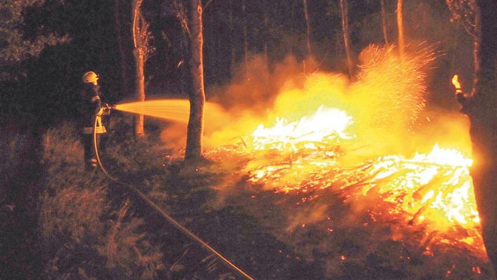 Im Midlumer Wehrland brannte eine Fläche mit aufgestapeltem Holz. Die Feuerwehr Jemgum war im Einsatz. © Foto: Wolters