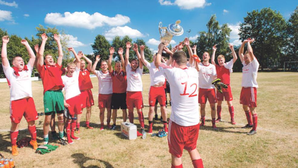 Der SV Ems Jemgum holte sich den Pokal der höherklassigen Vereine, von denen nur noch zwei Teams antraten. Ob die Freude deshalb so groß war, wie das Foto vermuten lässt, ist zumindest anzuzweifeln. © Fotos: Bruins