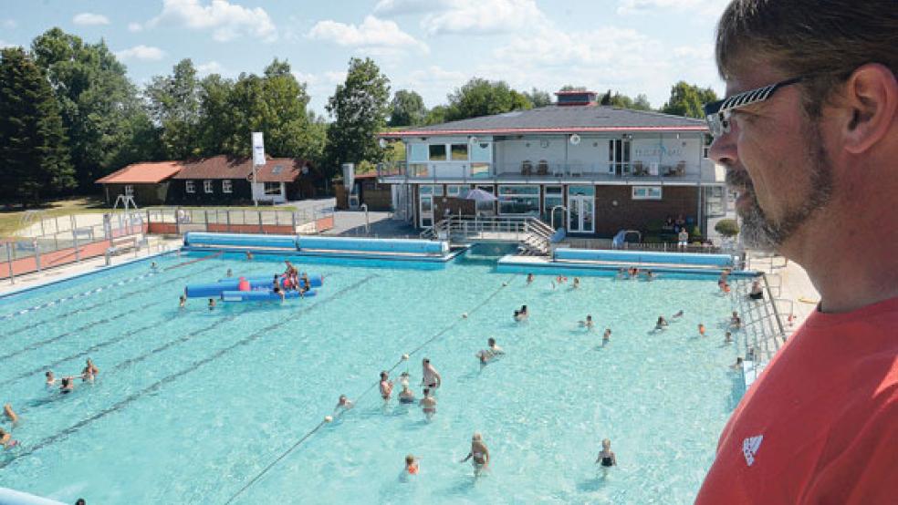 Hat ein Auge auf das Badegeschehen: Florian Berenz sorgt dafür, dass den Badegästen auch an gut besuchten Tagen nichts passiert. © Foto: Muising