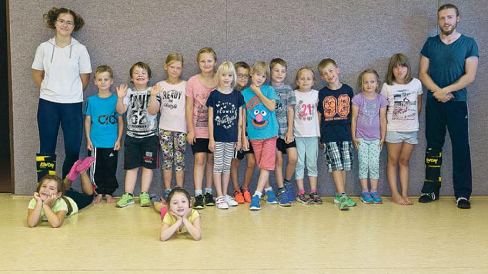 Die Kinder lernten von Celine Sorgatz und Marcel Tooren spielerisch, wie sie sich im Ernstfall selbst schützen können.  © Foto: TuS Weener