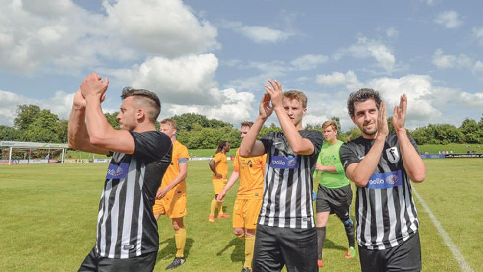 Auch die Mannschaft von Frisia Loga (schwarz-weiße Trikots) nimmt als gastgebender Verein am Ostfriesland Cup teil. © Foto: privat