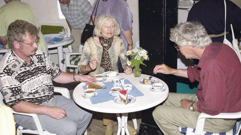 Gemeinsam klönen bei Tee und Kuchen können die Besucher an je einem Sonntag im Juli, August und September. © Archivfotos: Kuper