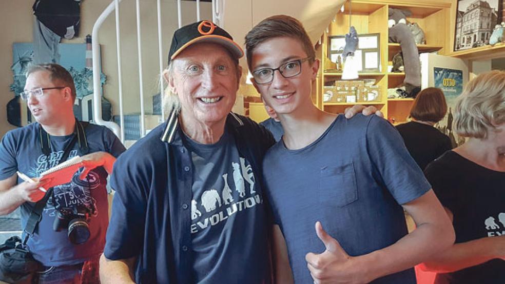 Arne Waltemathe aus Stapelmoorerheide traf gestern Nachmittag Otto Waalkes in Emden. Der Rheiderländer holte sich nicht nur ein Autogramm ab, sondern gratulierte Otto vorab zu seinem 70.Geburtstag am morgigen Sonntag.  © Foto: privat