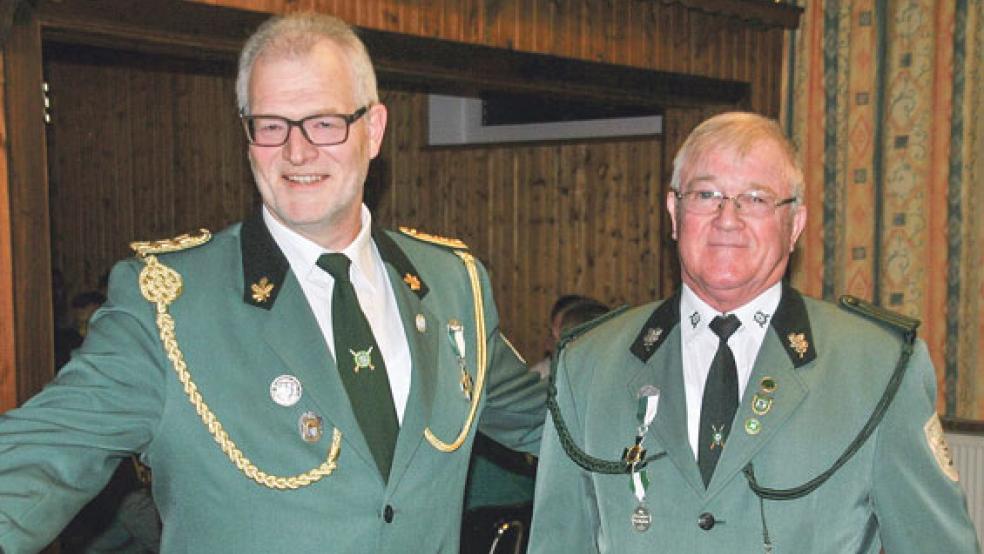 Wilfried Meijer, 1. Vorsitzender des Schützenvereins Diele, mit Georg Janssen (rechts). Er erhielt die Ehrenmedaille des Schützenvereins. © Foto: Mierke