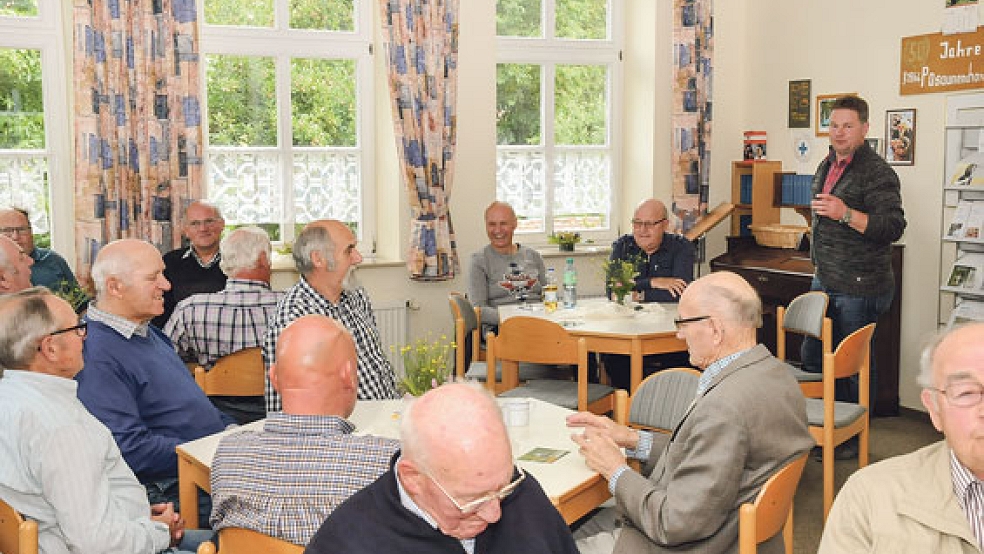 Klaus Borde - rechts im Bild - nahm beim Männerfrühstück in Jemgum während seines Vortrags Stellung zu vielen landwirtschaftlichen Themen. © Foto: Wolters