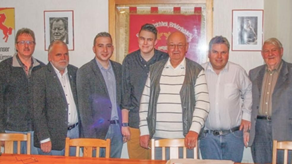 Beschäftigten sich mit dem Thema Friesenbrücke: Von links die Vorstandsmitglieder des SPD-Ortsvereins Weener/Kirchborgum Friederich Sap, Reinhard Leising (Vorsitzender), Nico Bloem, Kevin Brieger, Theodor Erfkamp, Rainer Leising und Meint Peters. © Foto: SPD