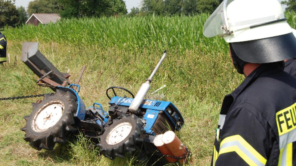 Nach der Bergung des Verletzten zog die Feuerwehr den Traktor aus dem Graben. © Foto: Hoegen