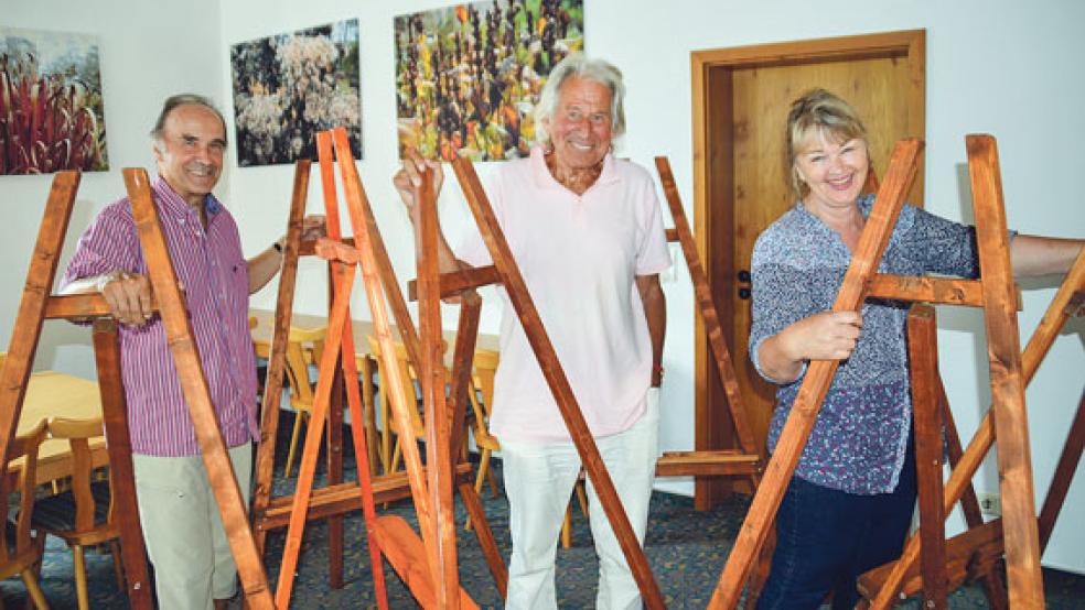 Noch sind sie leer - aber Kristian Scholz (von links), Professor Georg Kröger, Carola Bruhns und viele weitere Unterstützer arbeiten schon jetzt auf Hochtouren, damit am letzten Wochenende im Oktober nicht nur die Staffeleien, sondern ganz Ditzum mit Kunst ausgefüllt wird.  © Foto: Himstedt