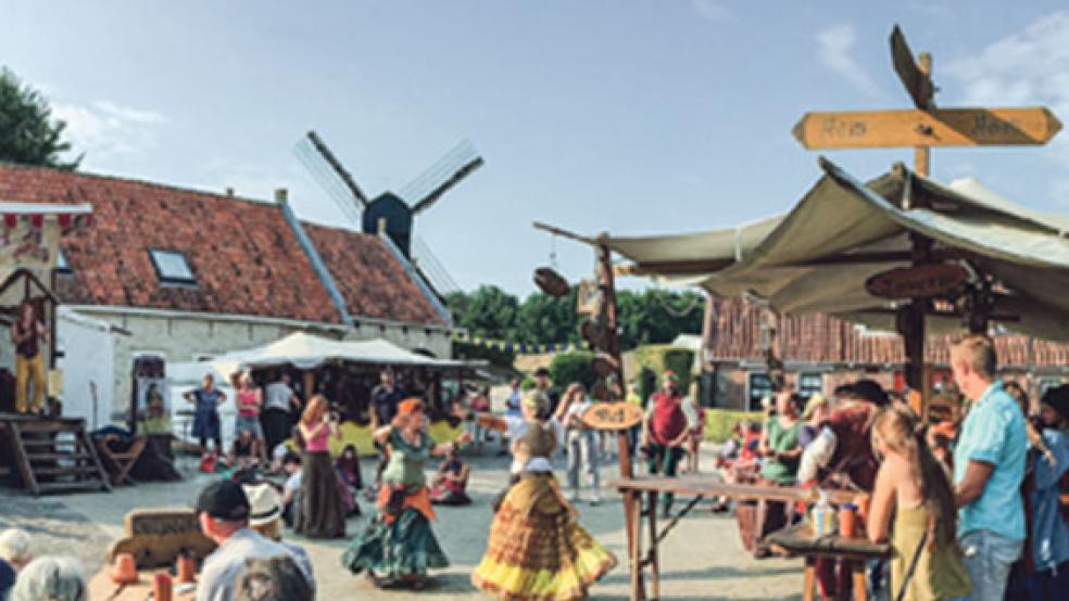 Die »Fogelvreien« entführten die Besucher der Festung Bourtange mit Musik, Tanz und historischen Handwerkern in das Mittelalter. Auf dem Foto tanzen Mitglieder der »Amadahy« aus Oldenburg.  © Foto: Kuper