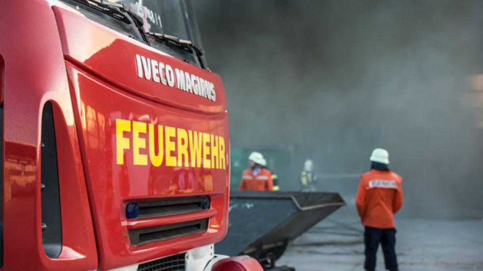 Schnell unter Kontrolle brachte die Feuerwehr Dollart einen Heckenbrand in Ditzumerverlaat. © Foto: RZ-Archiv