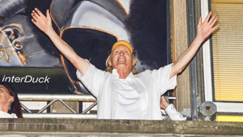 Auf dem Balkon des Rathauses ließ sich Otto um Mitternacht feiern.  © 