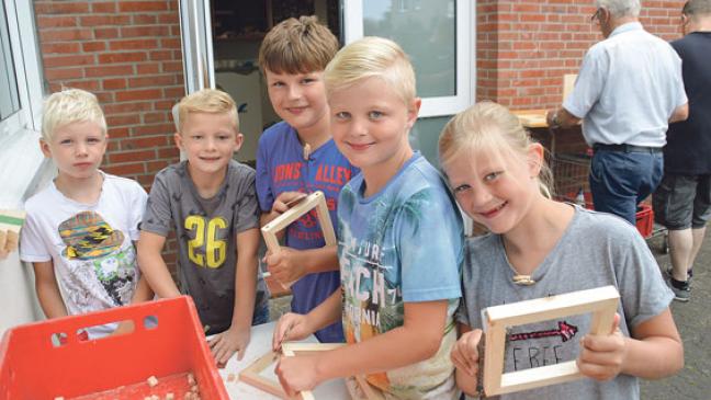 Zehn Kinder bauen zehn neue Futterhäuschen für Vögel