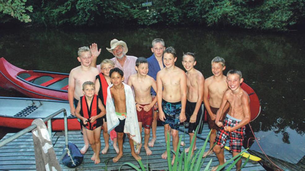 Viel Spaß am Wasser: Norbert Deger mit seinen jungen Gästen an der Paddel- und Pedalstation in Weener. © Foto: Kuper