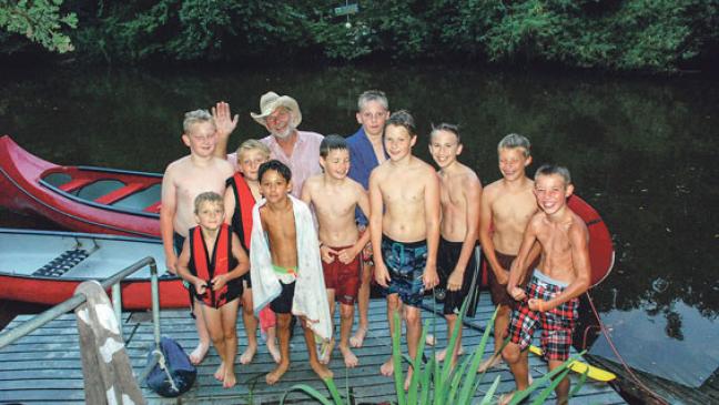 Abenteuer auf dem Wasser und Zelten