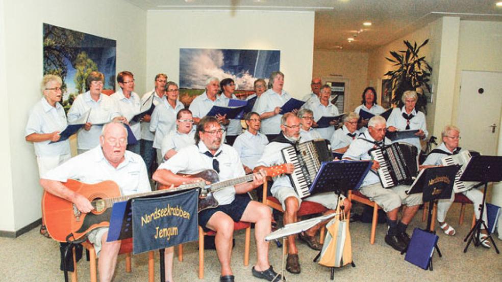 Die »Nordseekrabben« aus Jemgum bei ihrem Auftritt im Krankenhaus.  © Foto: Kuper