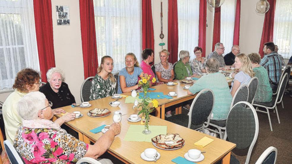 Im Gemeindehaus wurde am Sonntag gemeinsam geklönt. © Foto: Wolters