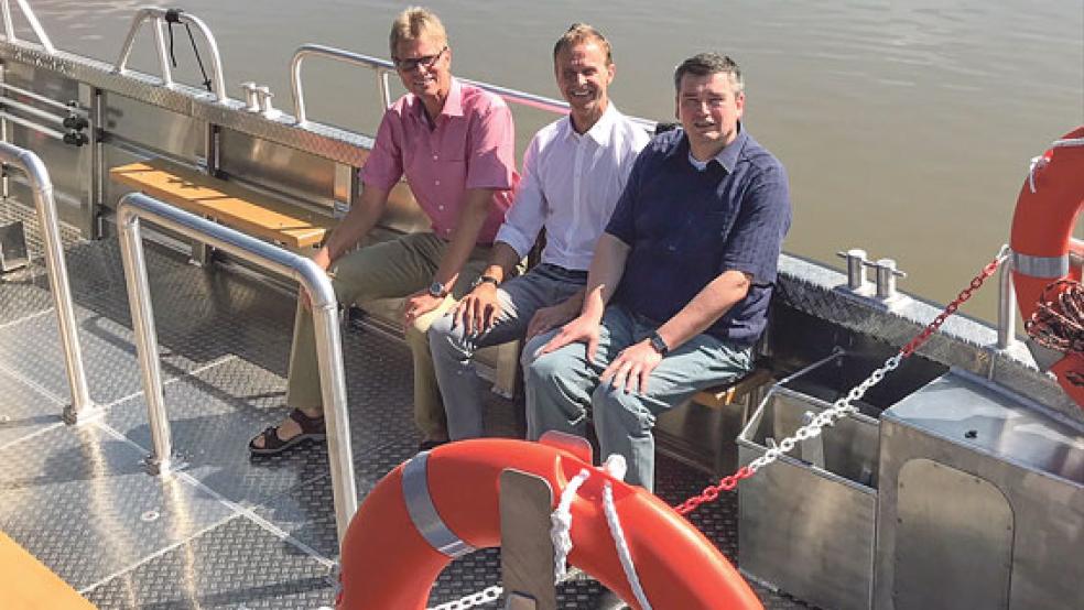 Probesitzen in der »Friesenfähre«: (von links) Eberhard Lüpkes, Geschäftsführer der Fähr-Gesellschaft mit den Prokuristen Hermann Welp (Erster Stadtrat Weener) und Rolf Hüser (Erster Gemeinderat Westoverledingen). © Fotos: privat