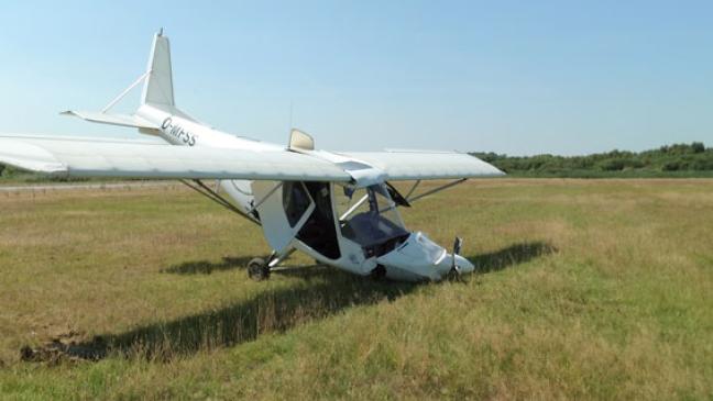 Ultraleichtflugzeug kommt von der Landebahn ab