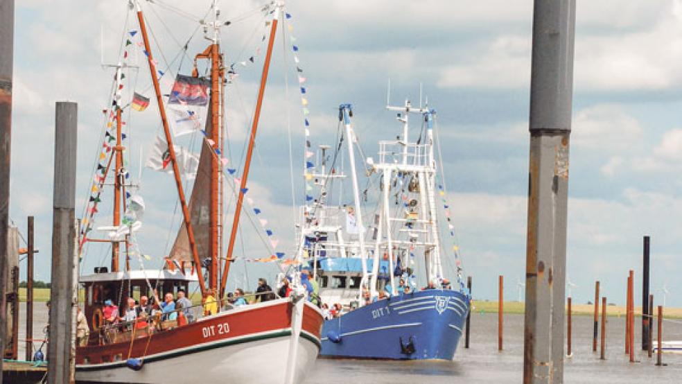 Buntgeschmückte Kutter laden auch in diesem Jahr wieder zum Mitfahren in Ditzum ein. © Archivfoto: Kuper