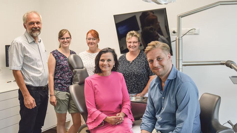 Fühlten sich gegenseitig auf den Zahn: Dr. Hagen Wiegand (rechts) und Gitta Connemann (Mitte) mit Gerhard Janßen (von links) vom Bunder Gemeinderat, den Mitarbeiterinnen der Zahnklinik Lena Bruhns und Katja Giesen sowie CDU-Ratsmitglied Annemarie Tuitjer. © Foto: Himstedt