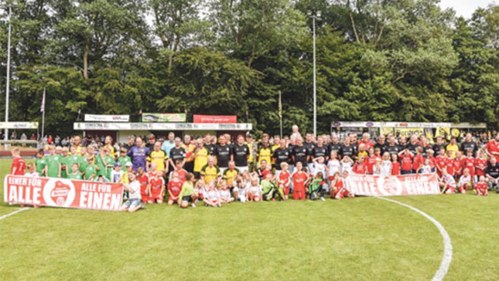 Einer für alle, alle für einen - die Spieler der Heim- und Gästemannschaften, Veranstalter, Gäste und Organisatoren zeigten ihre Verbundenheit mit dem erkrankten Sportler. © Fotos: Hilbrands
