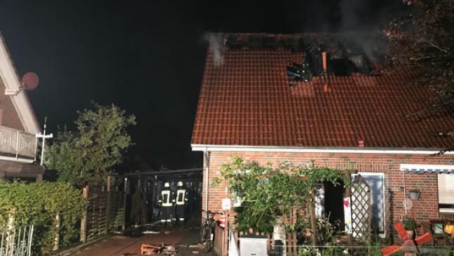 Schuppenbrand greift auf das Haus über