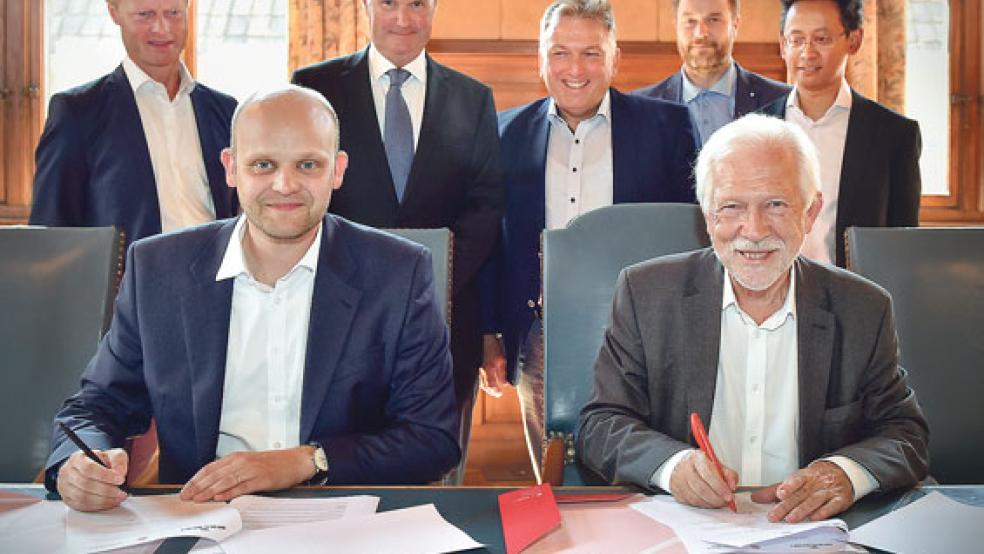 Unterzeichneten nun die Kooperationsvereinbarung: Meyer-Werft-Geschäftsführer Tim Meyer (links) und Prof. Dr. Sibrand Poppema (Präsident Universität Groningen). Mit vor Ort waren Gernant Deekens (Universität Groningen), Harald Orfgen (Universität Groningen), Paul Bloem (Mitglied der Geschäftsleitung der Meyer Werft), Peter van Kampen (Universität Groningen) und Prof. Dr. Bayu Jayawardhana (Universität Groningen). © Foto: Universität Groningen