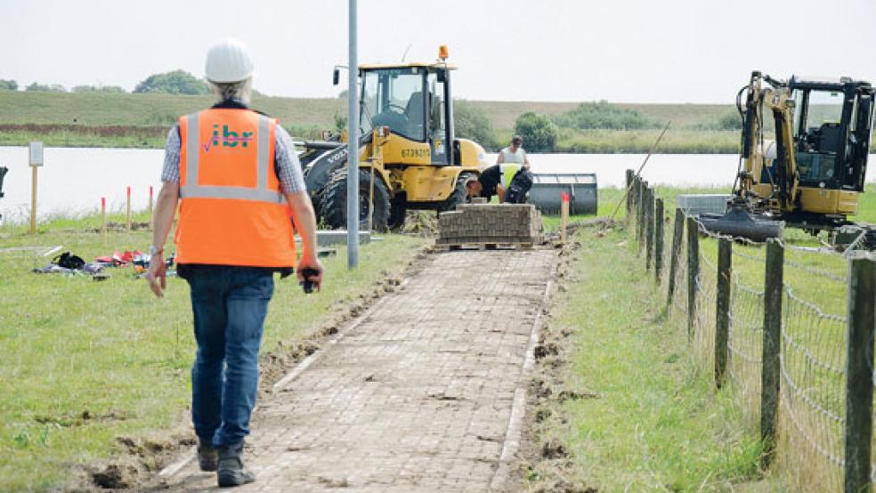 Der Fähranleger nahe der Kammerschleuse in Weener: Mitarbeiter der Firma Bunte haben die Zuwegung neu gepflastert. © Fotos: Hanken