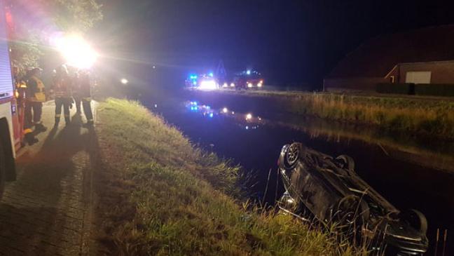 Auto landet im Kanal