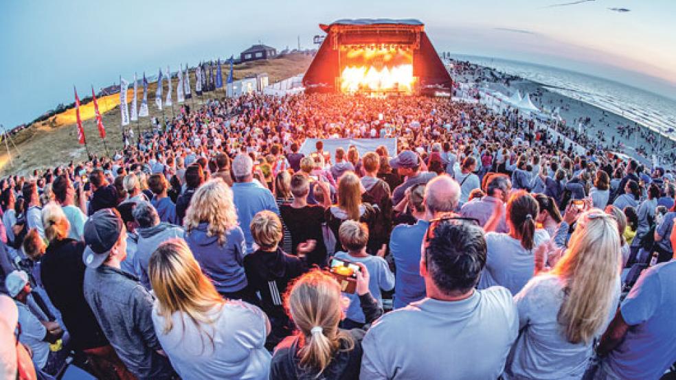 Als Garant für emotionale Momente entpuppte sich Sänger Wincent Weiss gestern Abend beim Auftakt der Konzertreihe »Summertime« auf Norderney. © Foto: Veranstalter