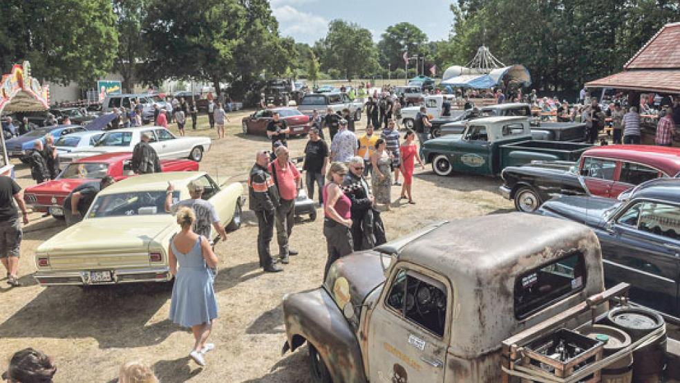 Nostalgiker und Autofans kamen beim »US Car- und Chopper-Day« in Oldersum auf ihre Kosten. © Foto: Wolters