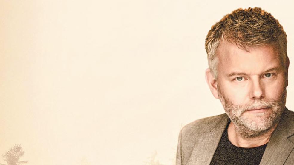 Krimi-Star Arne Dahl aus Schweden tritt im November in der Auricher Stadthalle auf. © Foto: Arnald-Klein